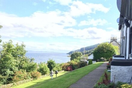 Cosy 1st floor flat surrounded by communal gardens with seaview of Kyles of Bute