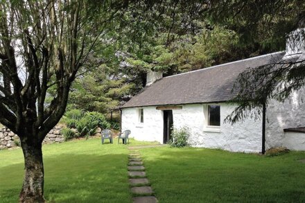 Cosy, traditiional stone cottage in Glen Nevis with wood burning stove.