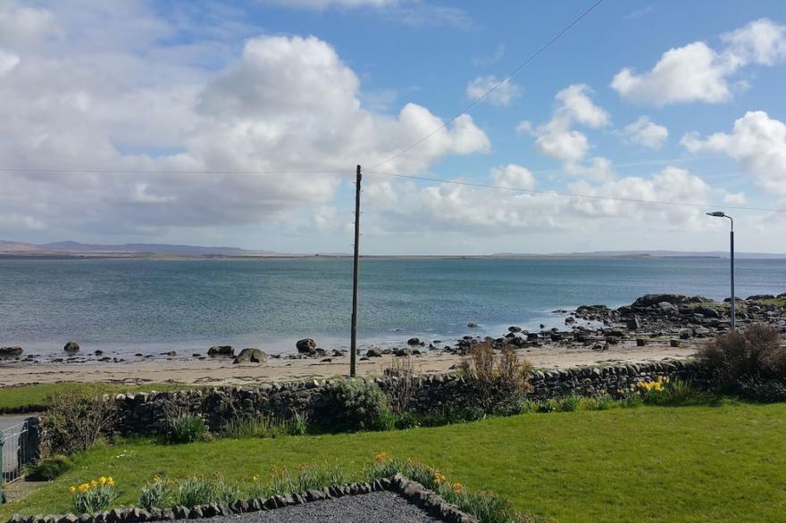 Beautiful 10 person modern bungalow in Bruichladdich with stunning views