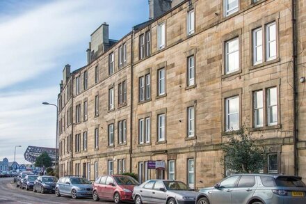 Stylish Edinburgh 2 Bedroom Apartment with On-Street Parking