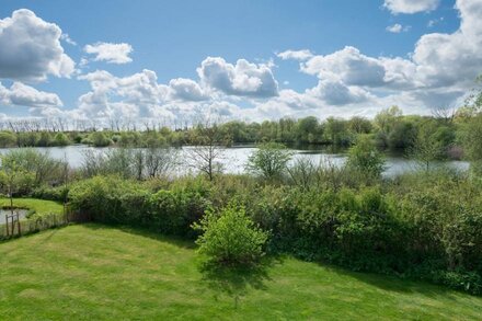 Lakeside property with spa access on a nature reserve