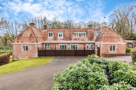 An Idyllic, Family- Friendly Cottage On A Private Estate In Burley