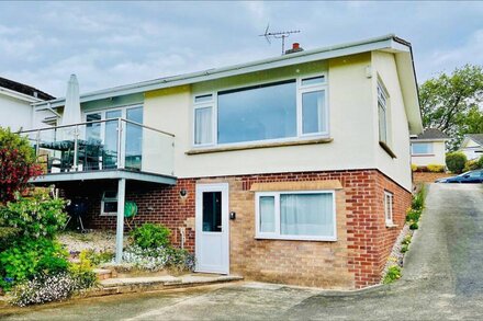 River-View Bungalow with Parking, above Historic Dartmouth