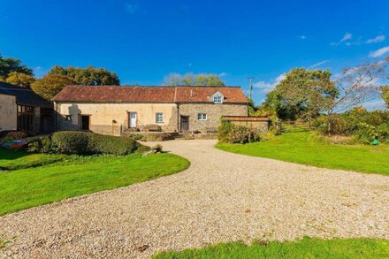 BUCKLAND BREWER COB BARN | 2 Bedrooms | Buckland Brewer | Sleeps 4