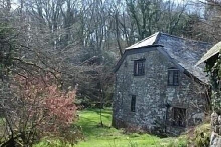 16th Century Grade II Listed Cottage in Heart of Dartmoor National Park