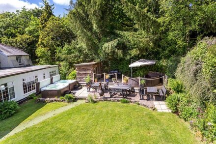 Beautiful Devon farmhouse in an idyllic rural setting for large & small groups.