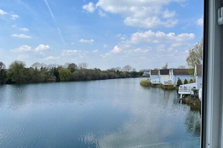 New England style lakeside living in the Cotswold Water Park. Pet friendly.