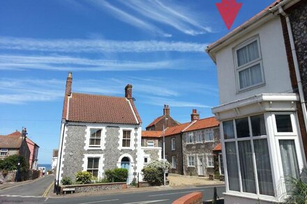 Old Schoolyard Cottage - a short walk from the seafront,  town centre and coastal path.