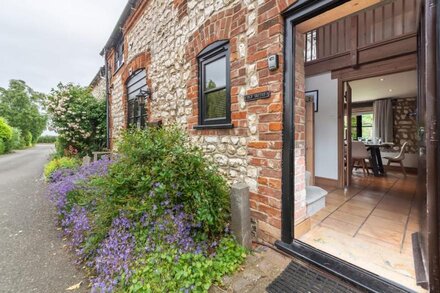 A beautifully presented brick & chalk barn, set in the village of Titchwell.