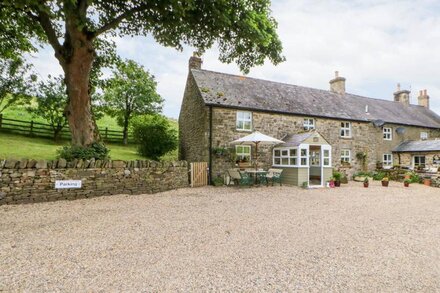 ISAACS COTTAGE, pet friendly, character holiday cottage in Allendale