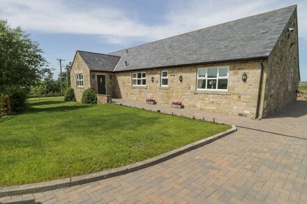 REDE RIVER COTTAGE, with open fire in West Woodburn