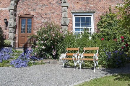 16th Century historical farmhouse, Sleeps 6 in 3 bedrooms, oak panelled lounge