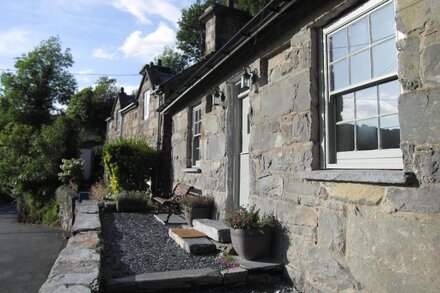 Dolydd - Romantic Cottage In Maentwrog Village