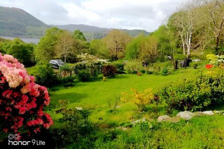 Park Cottage - Traditional Croft Cottage With Beautiful Views Across The Loch