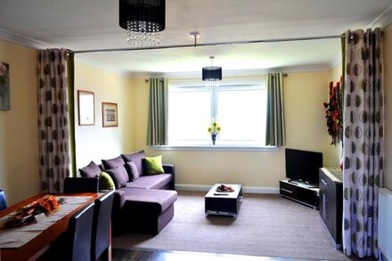 3 BEDROOM APARTMENT UP TO 10 SLEEPS - Ideal for corporate employees