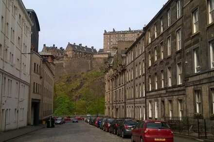 Delightful Old Town Apartment 5 minutes walk from Royal Mile & Edinburgh Castle