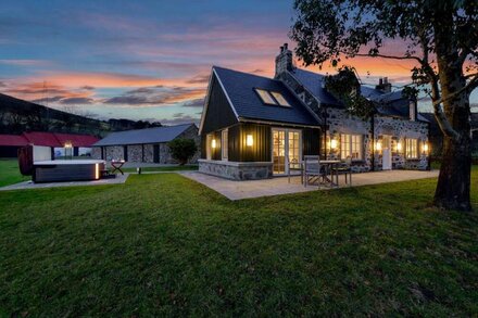 Beautiful Converted Cottage with Stunning Loch and Mountain views