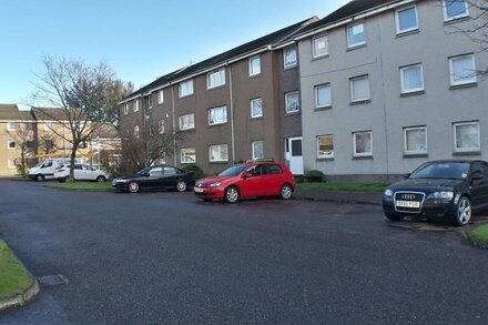 2 BR Aberdeen Apartment Near The Beach & River Don - Free Parking + Free Wi fi