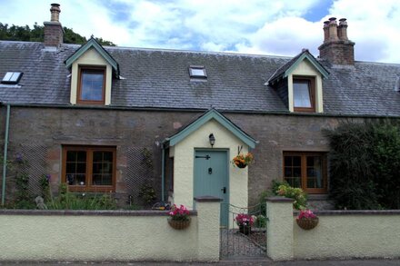 Rosemount Cottage ONE - traditional highland cottage