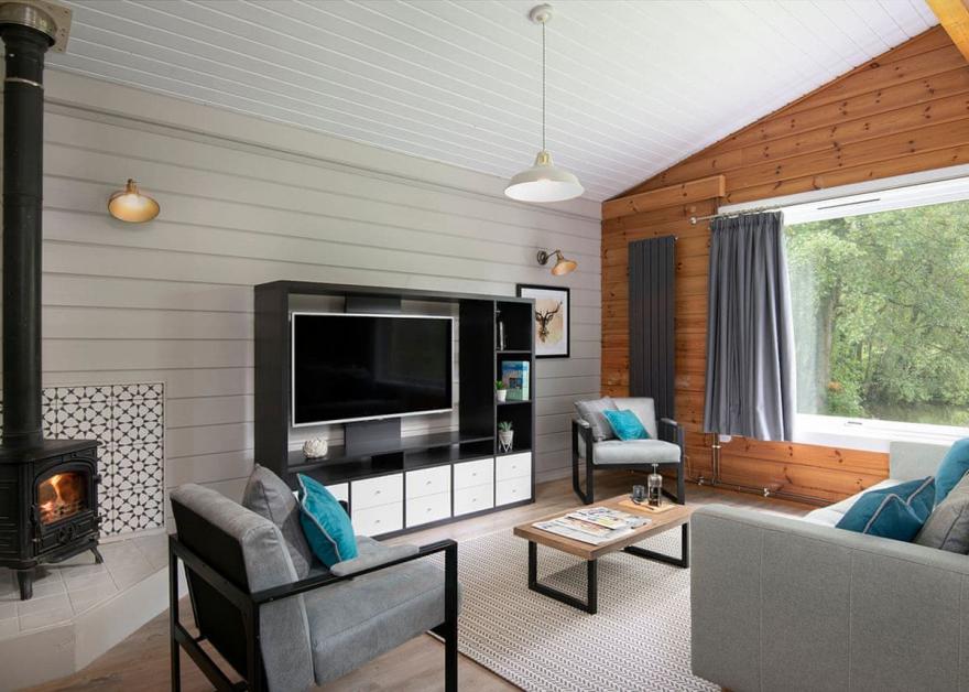 Signature Lakeside Lodge with Hot Tub