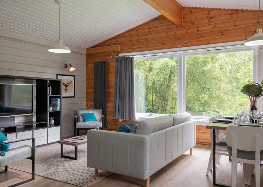 Signature Lakeside Lodge with Hot Tub