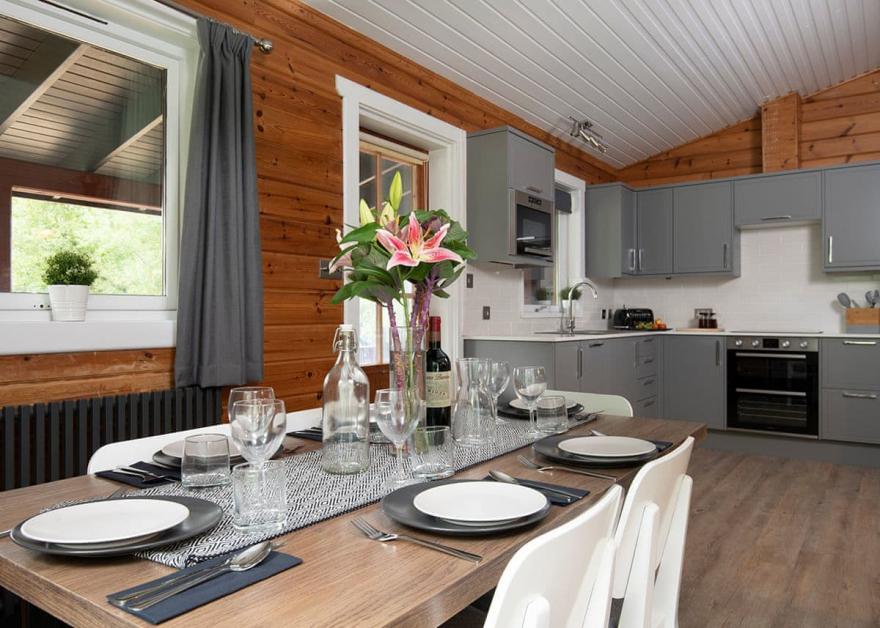 Signature Lakeside Lodge with Hot Tub