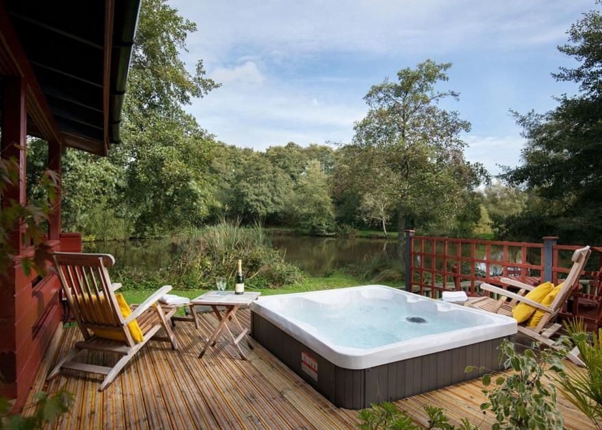 Signature Lakeside Lodge with Hot Tub