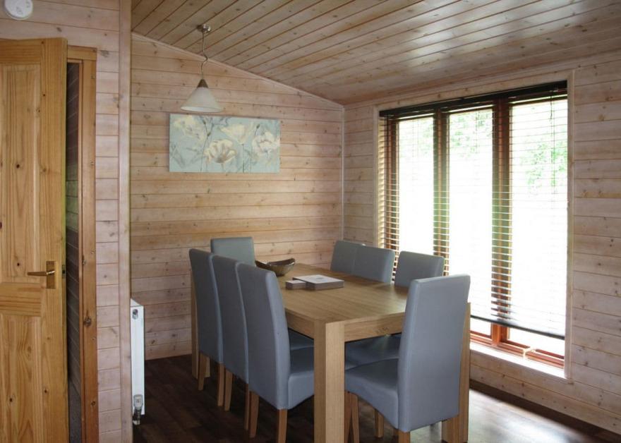 Larches Deluxe 4 Lodge