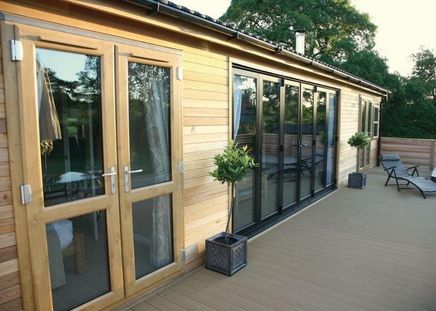 Lakeside Escape Lodge Pet - A