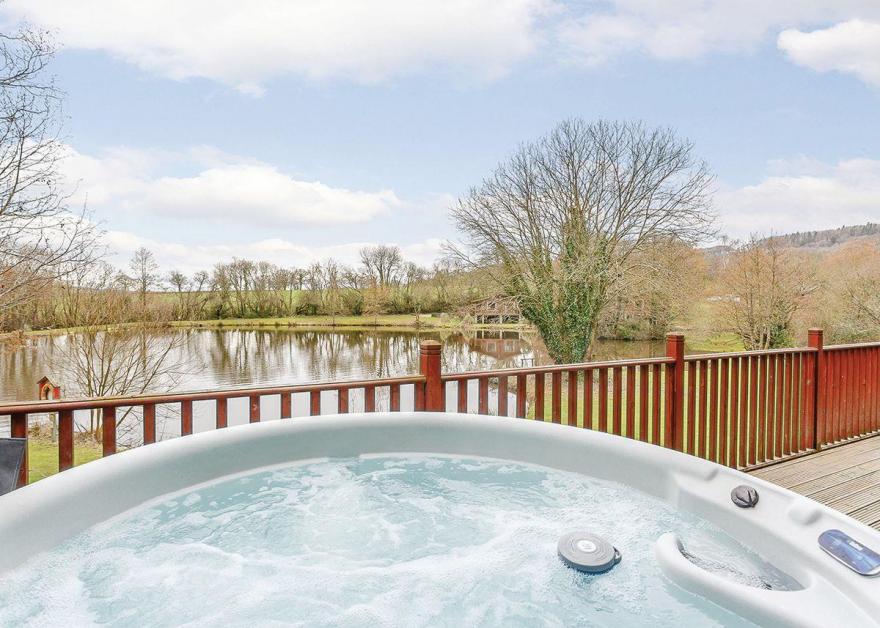 Otter Lakeside Lodge with Hot Tub