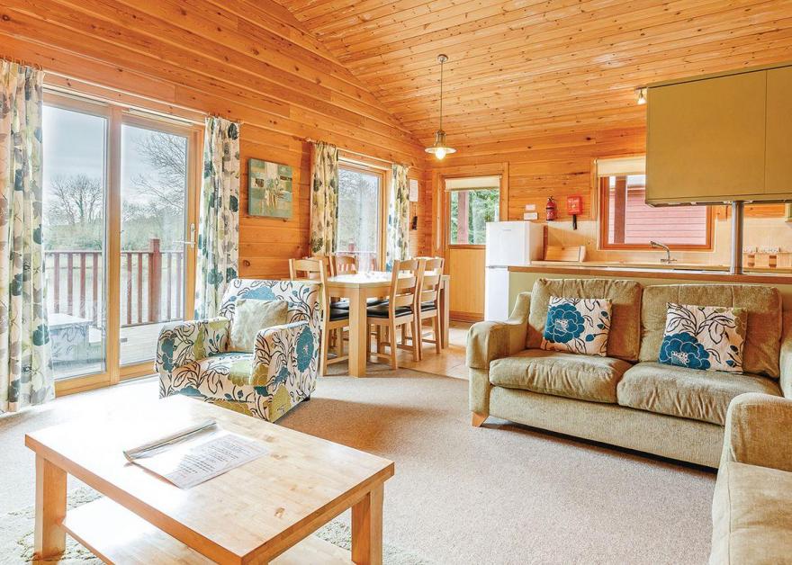 Otter Lakeside Lodge with Hot Tub