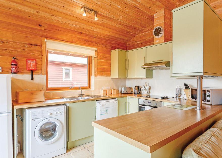 Otter Lakeside Lodge with Hot Tub