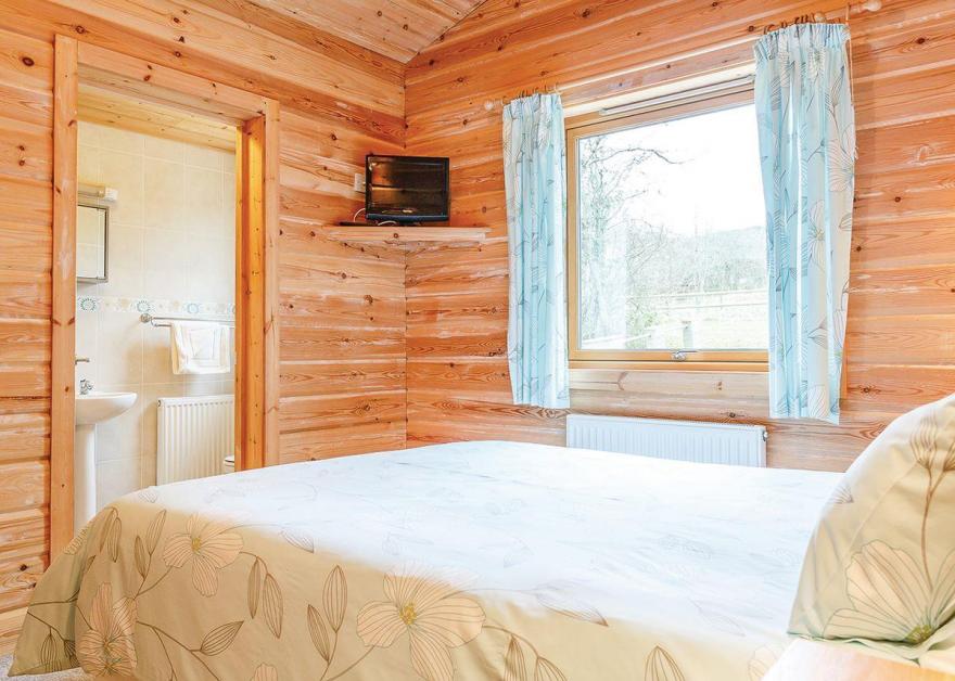 Otter Lakeside Lodge with Hot Tub