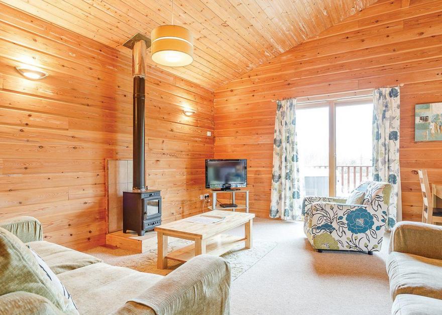 Otter Lakeside Lodge with Hot Tub