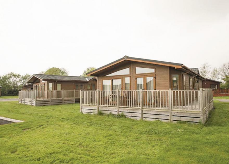 SM 4 Bedroom Platinum Lodge Plus Sat