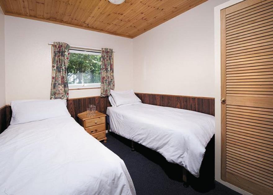 SI 2 Bed Bronze Chalet