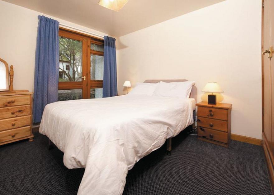 SI 3 Bed Bronze Swiss Chalet