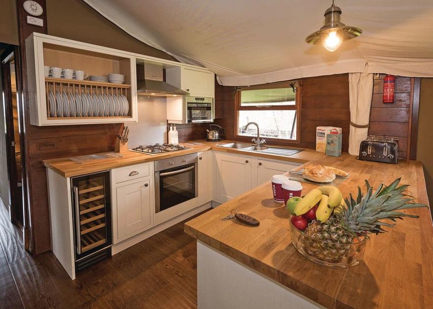 Deluxe Safari Lodge 3