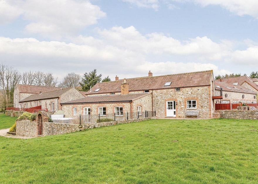 Shire Stables Cottage with Hot Tub