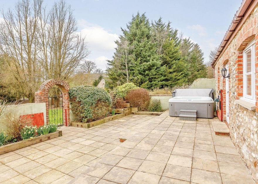 Shire Stables Cottage with Hot Tub