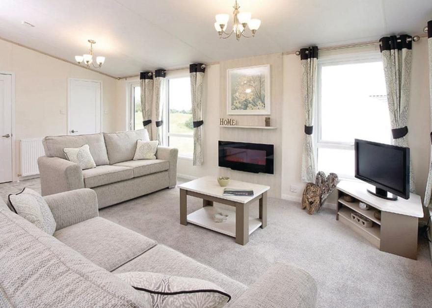 Indulgent Lakeside Lodge 8 VIP Plus