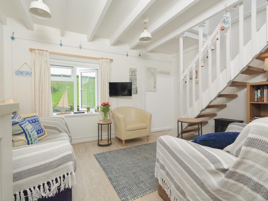 4 Thornlea Mews