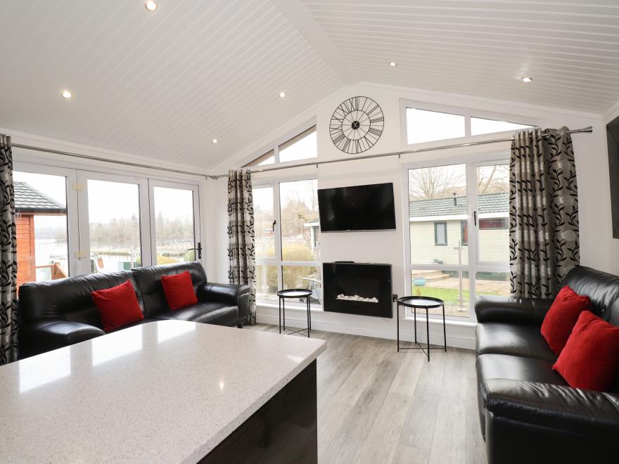 Lakeshore Lodge