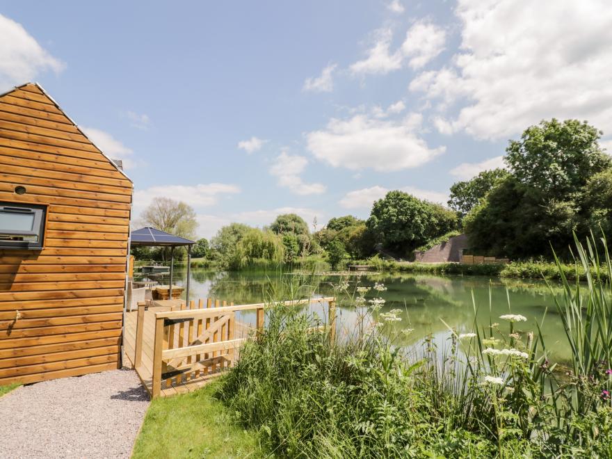 Oak Lodge At Bridge Lake Farm & Fishery