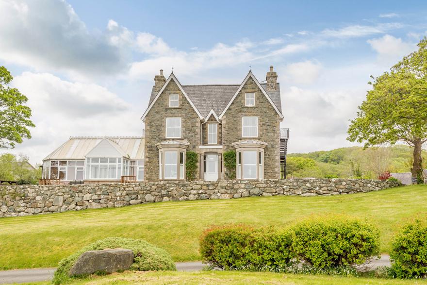 Ael Y Bryn Country House