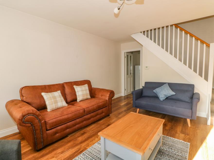 6 Hunters Green Close