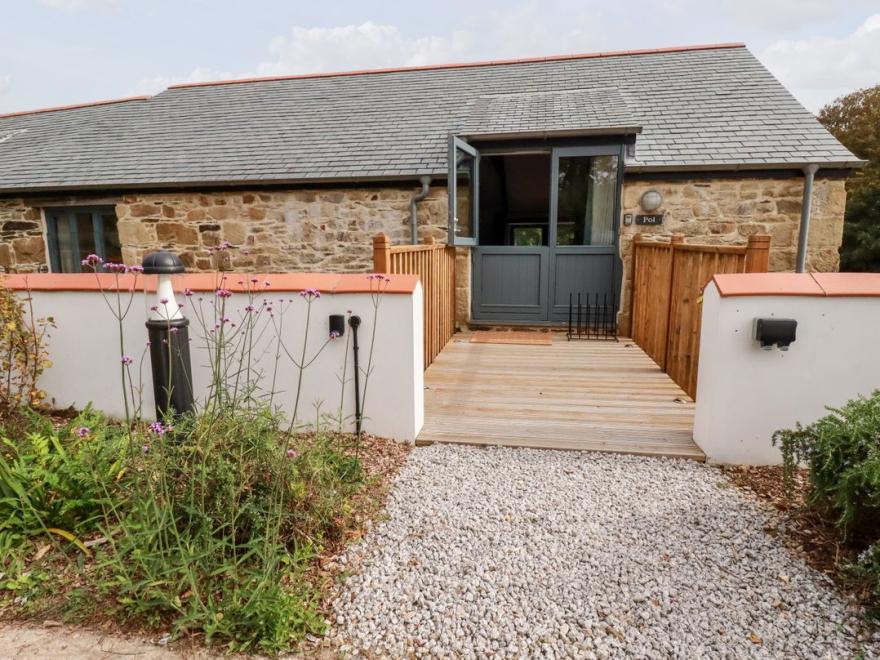 Carines Barns - Pol