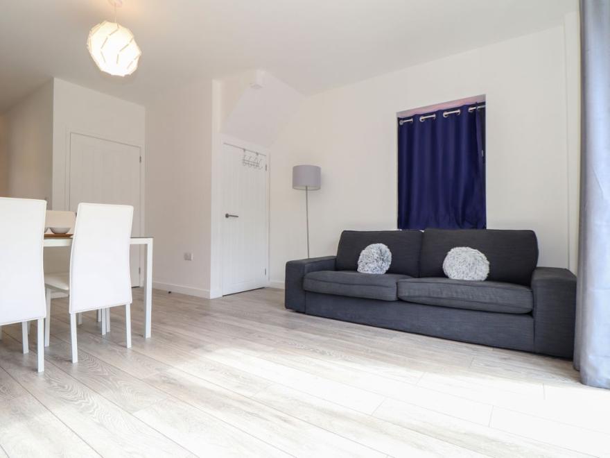 1 Queensway Gardens