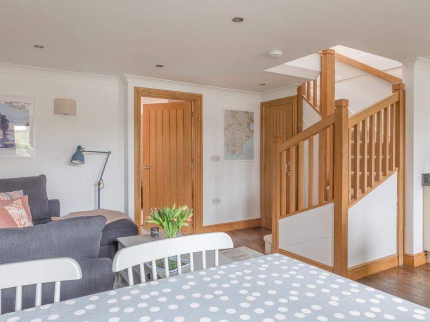 5 Court Cottage, Hillfield Village