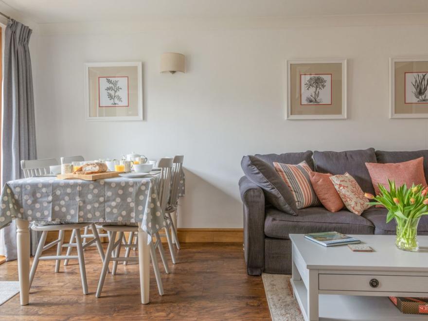 5 Court Cottage, Hillfield Village